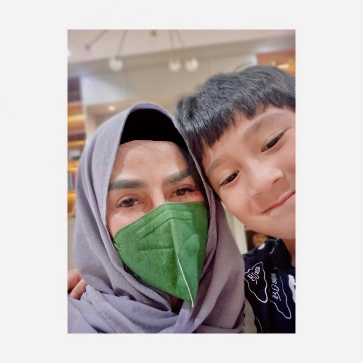 Mama Amy disebut mirip Olla Ramlan. (Instagram/@amy_r_qanita)