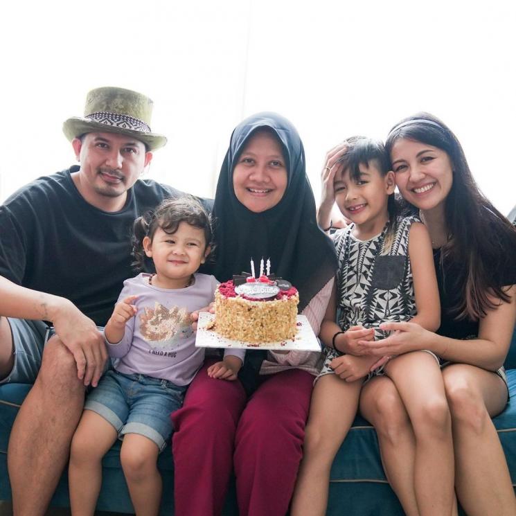 Potret kedekatan seleb dan asistennya (Instagram/@mrssharena)