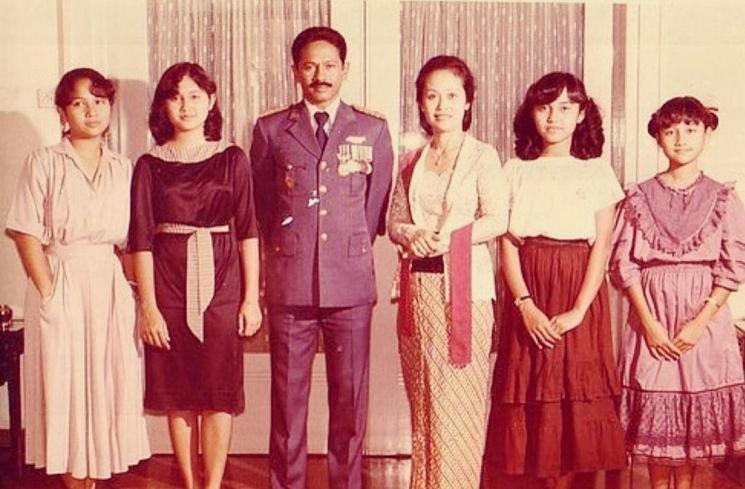 Potret Masa Muda Ibunda Cinta Laura (Instagram/@herdianak) 