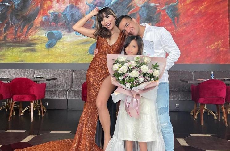 Potret Eva Belisima Pakai Gaun Belahan Tinggi (Instagram/@evabelisima_)