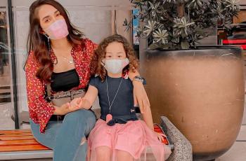 6 Anak Artis Berambut Keriting, Sheva Anak Ussy Sulistiawaty Gemas Bingits!