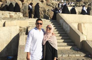 Suami Pakai Baju Ihram saat Umrah dan Tato Kelihatan, Fitri Salhuteru: Dia Mualaf