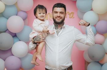 7 Potret Diego Michiels Momong Anak Ini Tuai Pujian, Hot Daddy!