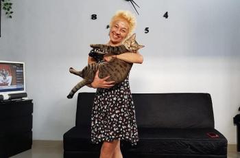 7 Potret Vicky Burki: Artis yang Tengah Menekuni Pole Dancing