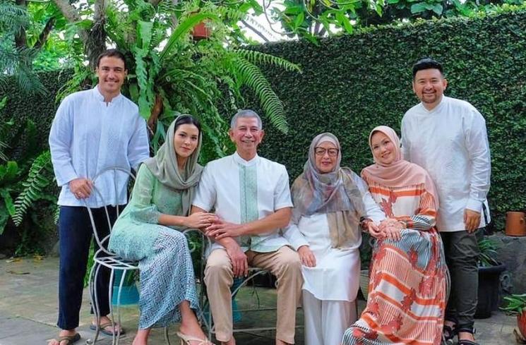 Potret kedekatan Hamish Daud dan mertua (Instagram/@hamishdw)