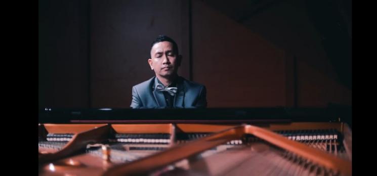 Muhammad Iqbal Siddiq siap menggelar sebuah virtual concert bertajuk From Indonesia to Czechia. (siaran pers)