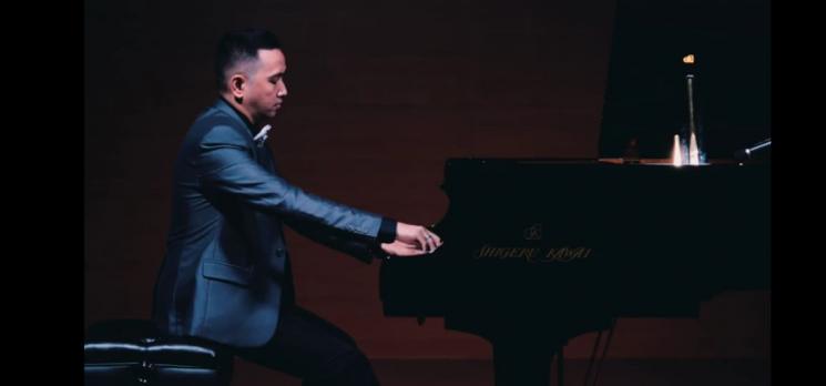 Muhammad Iqbal Siddiq siap menggelar sebuah virtual concert bertajuk From Indonesia to Czechia. (siaran pers)