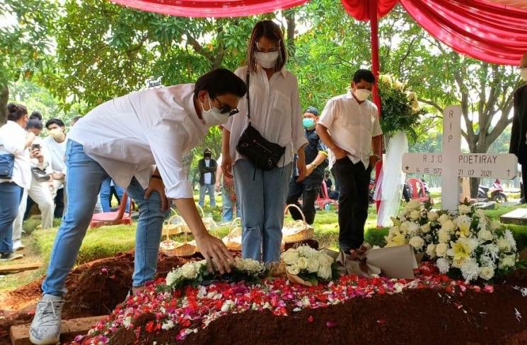 Regina Poetiray dan keluarga di pemakaman ayah (Matamata.com/Ismail)