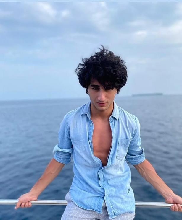 Potret Ganteng Ibrahim Ali Khan. (Instagram/iakpataudi)