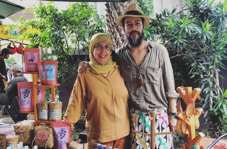 Alex Abbad bersama sang ibu, Fauzijah Abbad. [Instagram/alexabbad]