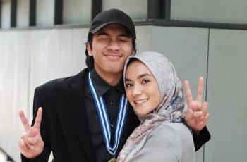 6 Potret Enno Lerian dan Putranya, Berasa Jalan sama Brondong nih!
