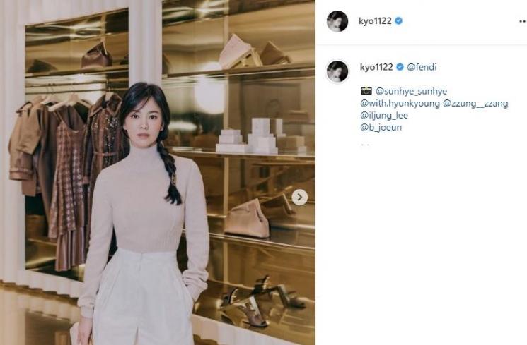 Potret Song Hye Kyo di Acara Fendi (Instagram/@kyo1122)