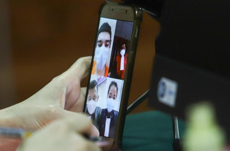 Jeff Smith saat menjalani sidang secara virtual melalui sambungan video call terkait kasus narkoba yang menjeratnya di Pengadilan Negeri Jakarta Barat, Rabu (28/7/2021). [MataMata.com/Alfian Winanto]