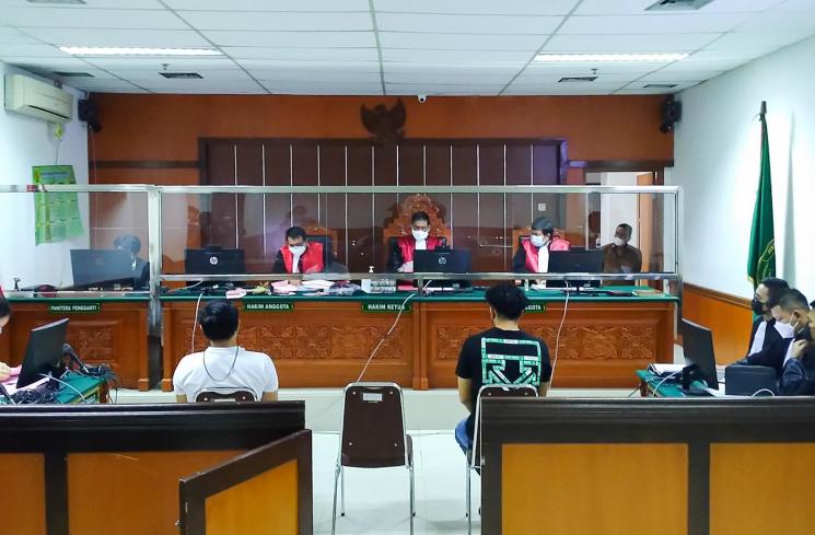 Jeff Smith saat menjalani sidang secara virtual melalui sambungan video call terkait kasus narkoba yang menjeratnya di Pengadilan Negeri Jakarta Barat, Rabu (28/7/2021). [MataMata.com/Alfian Winanto]
