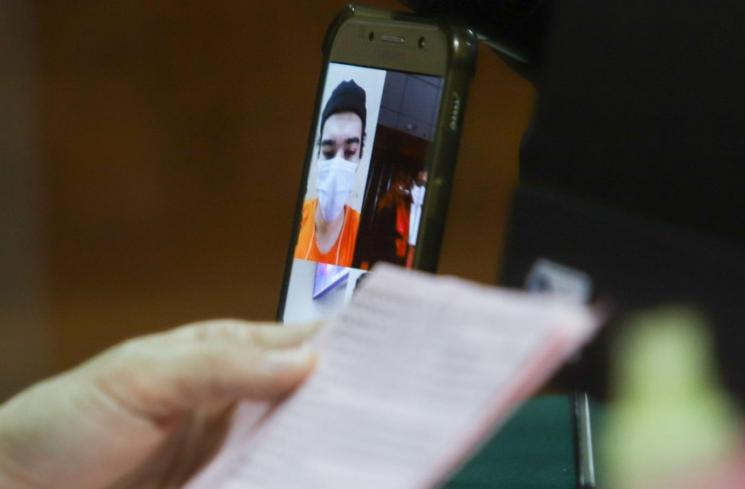 Jeff Smith saat menjalani sidang secara virtual melalui sambungan video call terkait kasus narkoba yang menjeratnya di Pengadilan Negeri Jakarta Barat, Rabu (28/7/2021). [MataMata.com/Alfian Winanto]