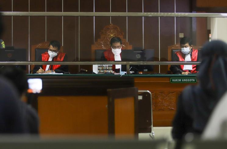 Jeff Smith saat menjalani sidang secara virtual melalui sambungan video call terkait kasus narkoba yang menjeratnya di Pengadilan Negeri Jakarta Barat, Rabu (28/7/2021). [MataMata.com/Alfian Winanto]
