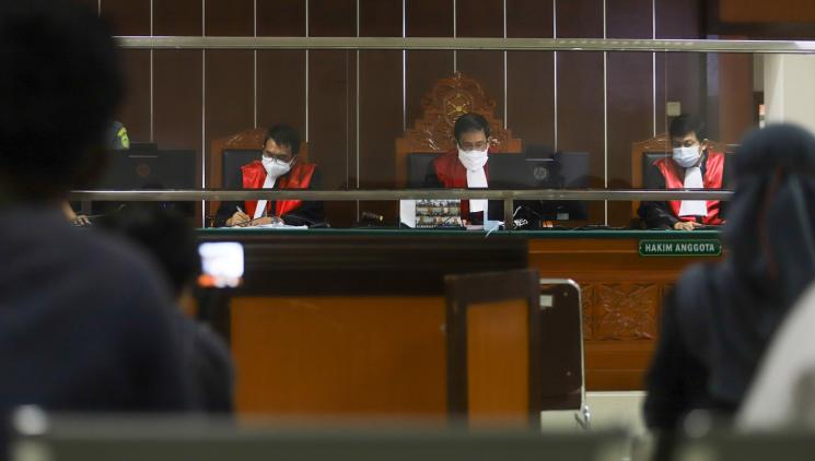 Jeff Smith saat menjalani sidang secara virtual melalui sambungan video call terkait kasus narkoba yang menjeratnya di Pengadilan Negeri Jakarta Barat, Rabu (28/7/2021). [MataMata.com/Alfian Winanto]
