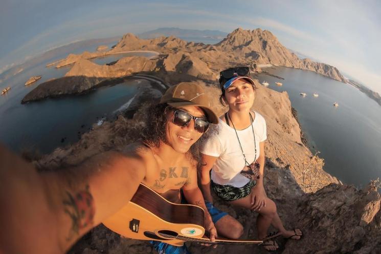 Momen Mesra Kaka Slank dan Istri. (Instagram/nastachaule)