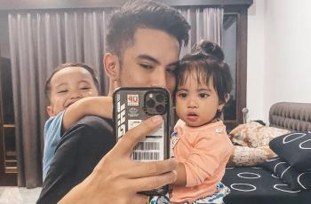 9 Potret Niko Al Hakim Momong Anak, Sosok Ayah yang Penyayang Banget!