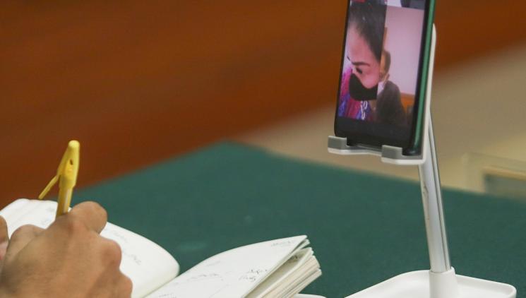 Jennifer Jill menajalani sidang kasus narkoba secara virtual di Pengadilan Negeri Jakarta Barat, Senin (2/8/2021). [MataMata.com/Alfian Winanto]