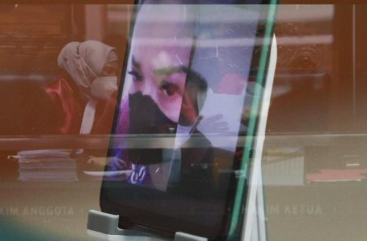 Jennifer Jill menajalani sidang kasus narkoba secara virtual di Pengadilan Negeri Jakarta Barat, Senin (2/8/2021). [MataMata.com/Alfian Winanto]