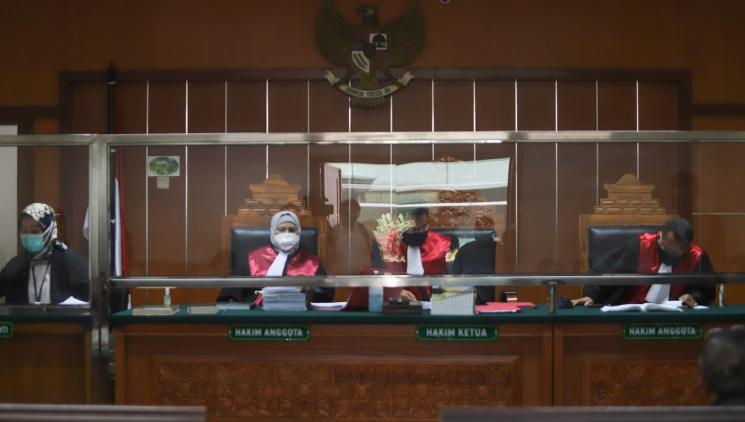 Jennifer Jill menajalani sidang kasus narkoba secara virtual di Pengadilan Negeri Jakarta Barat, Senin (2/8/2021). [MataMata.com/Alfian Winanto]