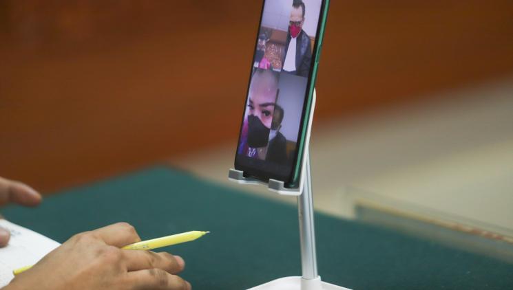 Jennifer Jill menajalani sidang kasus narkoba secara virtual di Pengadilan Negeri Jakarta Barat, Senin (2/8/2021). [MataMata.com/Alfian Winanto]