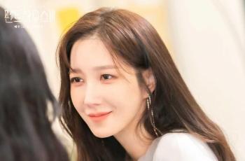 Adegan Shim Su Ryeon 'Penthouse' Jatuh ke Jurang Bikin Salfok: Bunda Estetik Banget Jatuhnya