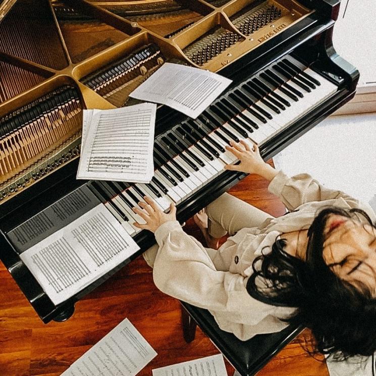 Potret Isyana Sarasvati Main Alat Musik (Instagram/@isyanasarasvati)