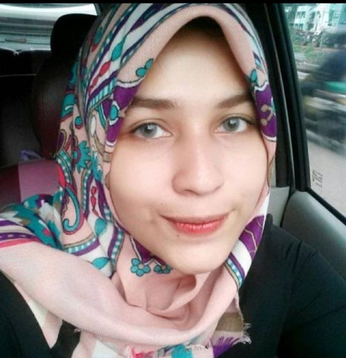 Potret Mona Rizqia Putri Pelawak Kadir. (YouTube/GoodNewsTodayCelebrity)