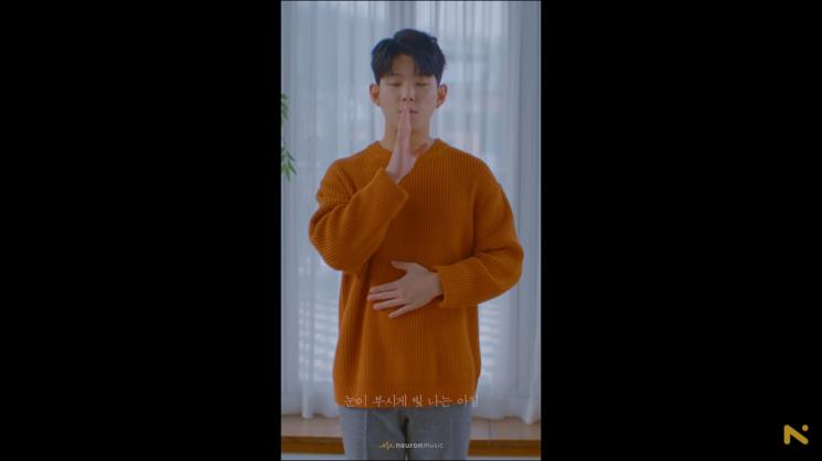 Idol KPop Pakai Bahasa Isyarat. (YouTube/Paul Kim Official)