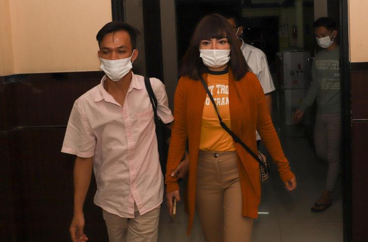 Dinar Candy saat ditemui usai menjalani wajib lapor di Polres Metro Jakarta Selatan, Senin (9/8/2021). [Matamata.com/Alfian Winanto]