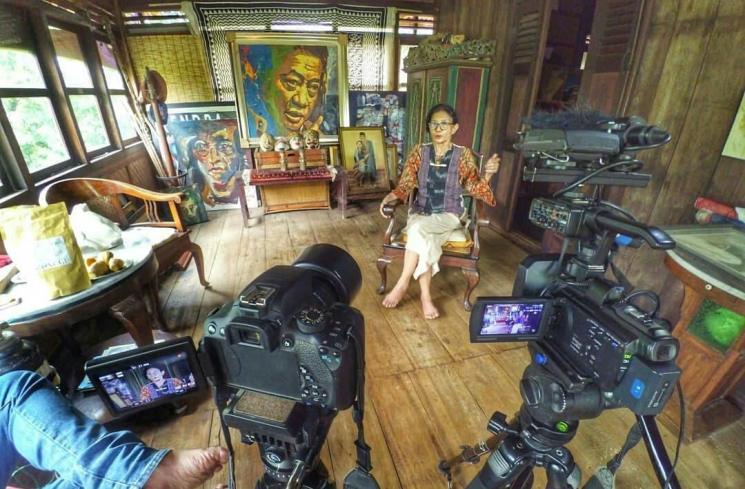 Istri WS Rendra, Ken Zuraida [Instagram/rekamfilms]