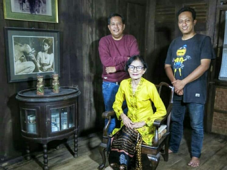 Istri WS Rendra, Ken Zuraida [Instagram/rekamfilms]