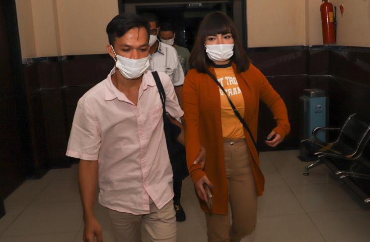 Dinar Candy saat ditemui usai menjalani wajib lapor di Polres Metro Jakarta Selatan, Senin (9/8/2021). [Matamata.com/Alfian Winanto]