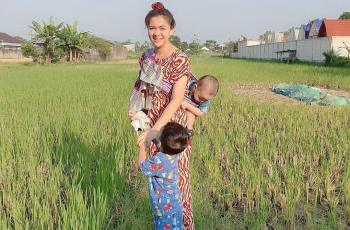 7 Potret Vicky Shu Momong Anak, Tampil Stylish Gendong Pakai Jarik