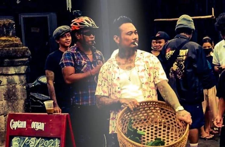 Momen Jerinx SID Bagi-bagi Makanan. (Instagram/_jrxsid_)