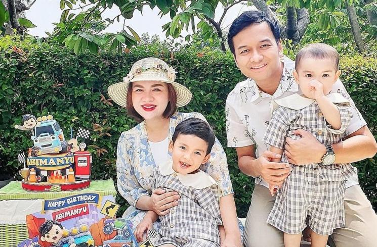 Potret Vicky Shu Momong Anak (Instagram/@vickyshu)