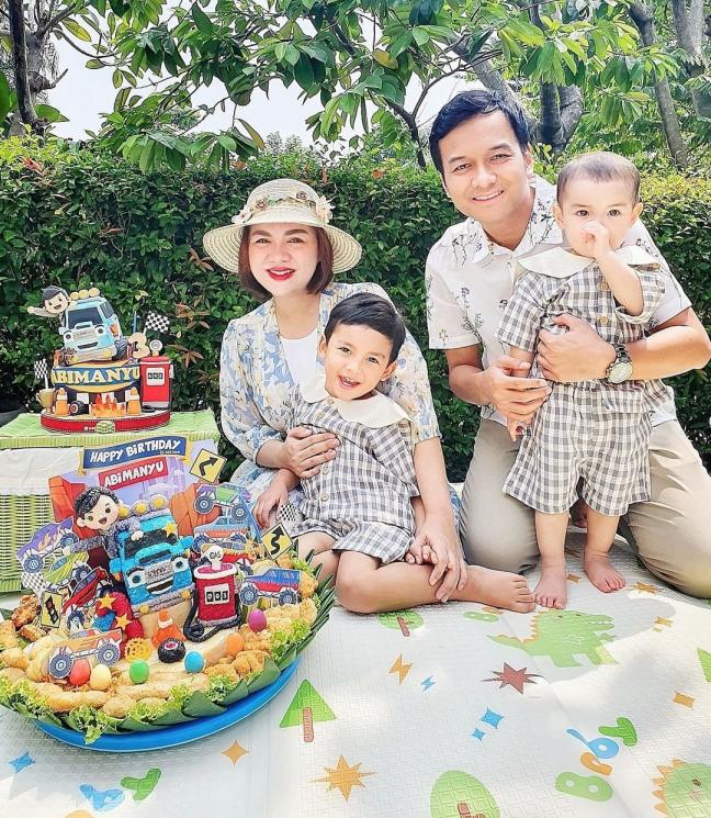 Potret Vicky Shu Momong Anak (Instagram/@vickyshu)