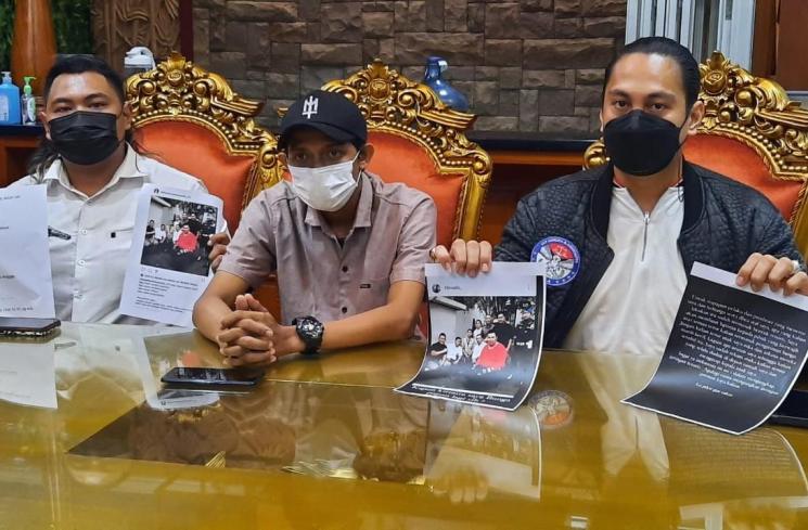 Abdul Adam Malik (tengah) yang melaporkan Nikita Mirzani ke Polres Demak (MataMata.com/Ismail)
