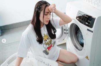 11 Potret Momo Geisha Cuci Baju Tuai Perhatian, Gayanya Nyentrik!