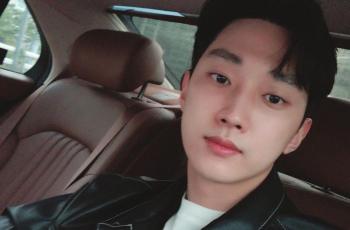 7 Potret Jinyoung B1A4 di Luar Drama, Hacker Ganteng dari Police University