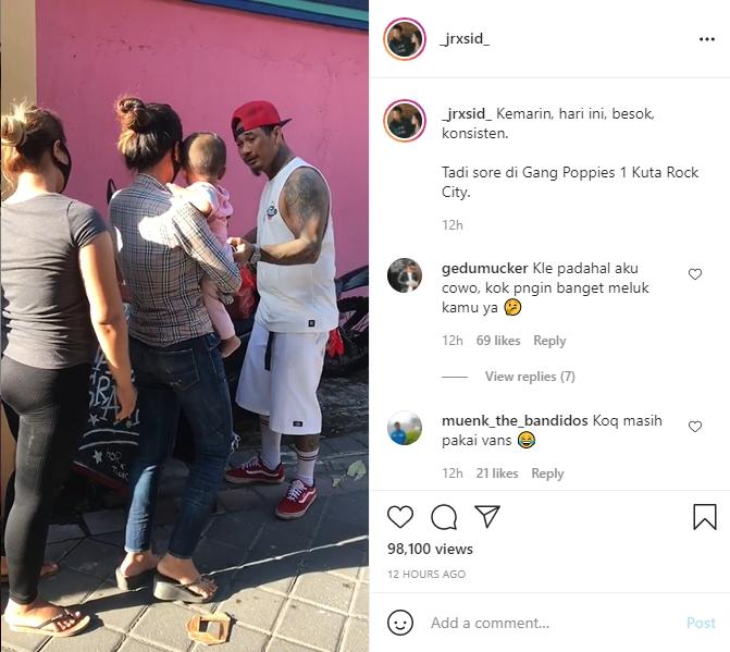 Jerinx SID bagi-bagi nasi. (Instagram/_jrxsid_)