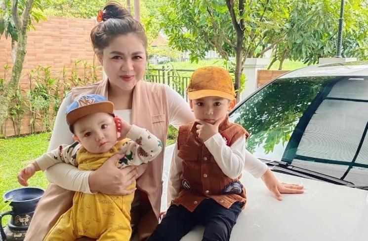 Potret Vicky Shu Momong Anak (Instagram/@vickyshu)