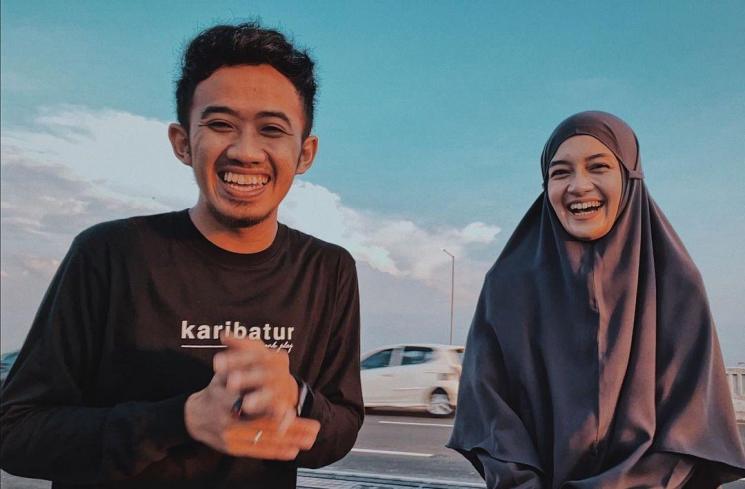 Potret Mesra Ustaz Syam dan Istri (Instagram/@syam_elmarusy)