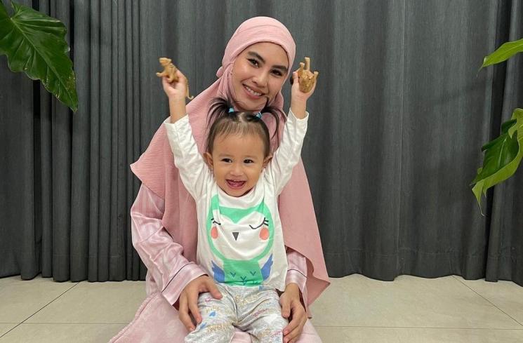 Potret Kartika Putri Momong Anak (Instagram/@kartikaputriworld)