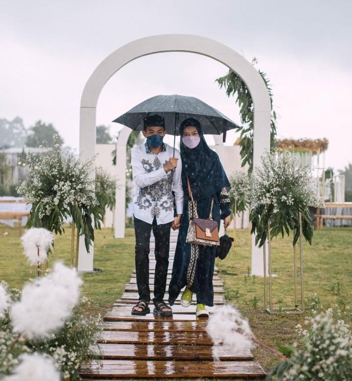 Potret Mesra Ustaz Syam dan Istri (Instagram/@jihan.gazzali)