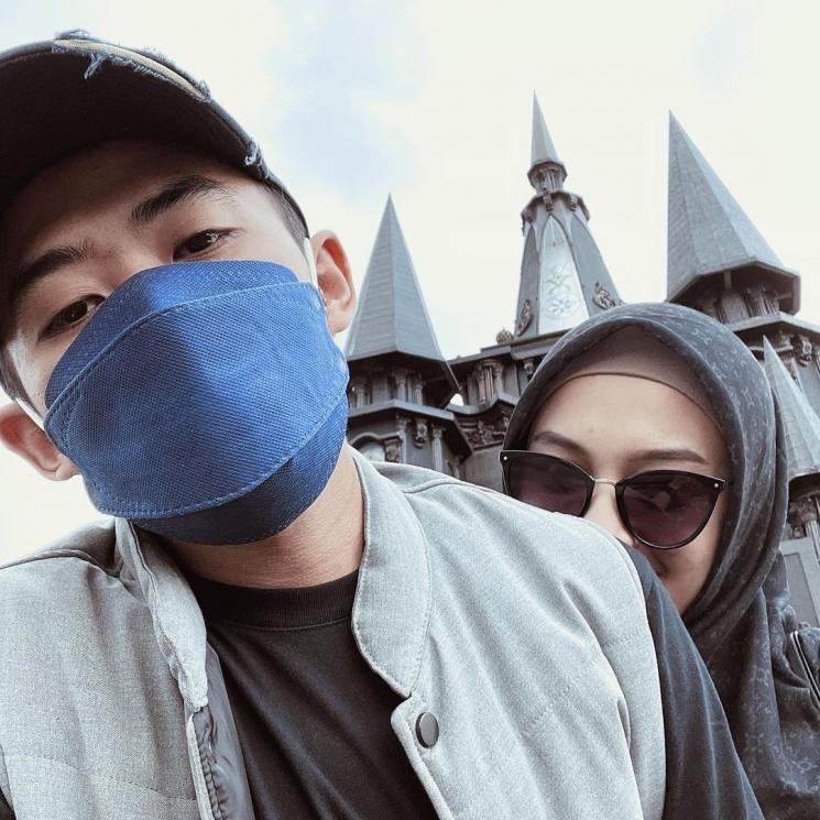 Potret Mesra Ustaz Syam dan Istri (Instagram/@jihan.gazzali)