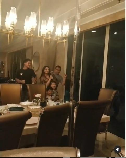 Keluarga Anang Hermansyah joget TikTok. (Instagram/suwarsiha)