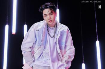 OOTD Airport Ala Suga BTS Bikin Insecure, Kenakan Kaos Kaki Hampir Rp2 Juta